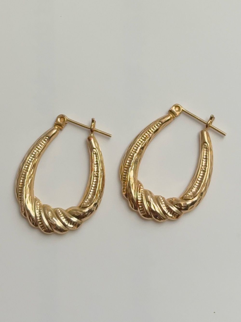 14k Yellow Gold Vintage Oval Twisted Design Hoop Earrings 2 Grams